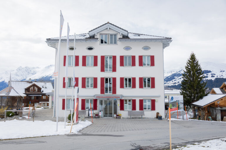 1 Steinhauser Zentrum Obersaxen Öffentliche Bauten